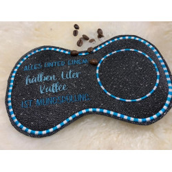 Stickdatei ITH - Mug Rug Spruch "Alles unter einem halben Liter Kaffee ist Mundspülung"